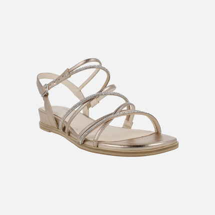 Sandalias de cuña baja con tiras metalizadas y con strass