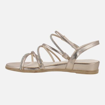Sandalias de cuña baja con tiras metalizadas y con strass
