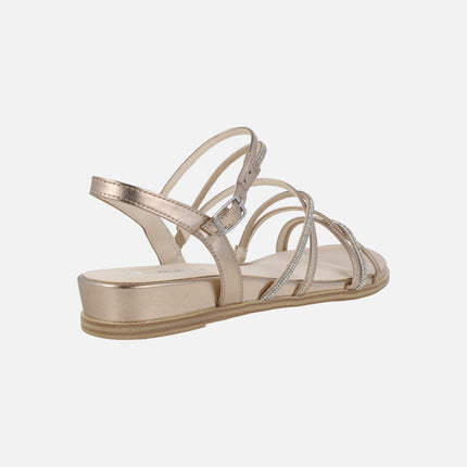 Sandalias de cuña baja con tiras metalizadas y con strass