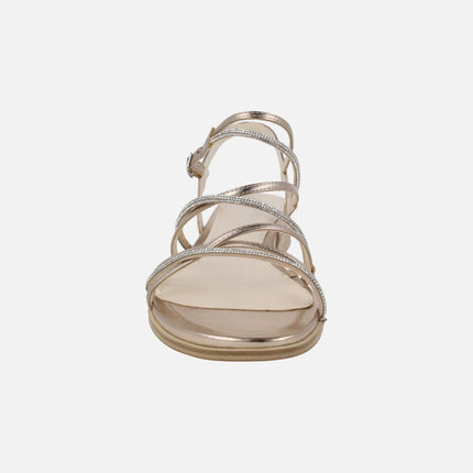 Sandalias de cuña baja con tiras metalizadas y con strass