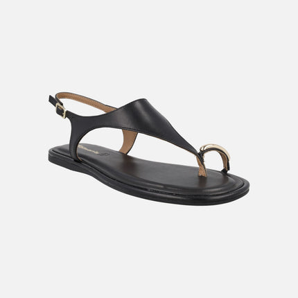 Flat leather sandals with ring-effect toe piece