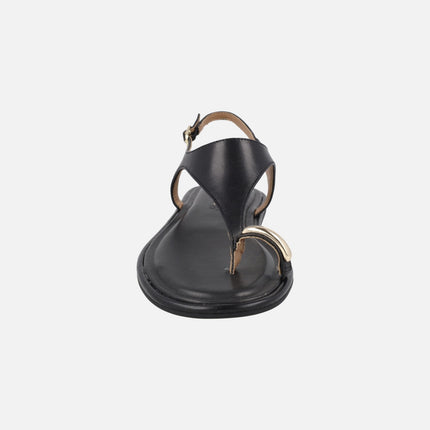 Flat leather sandals with ring-effect toe piece