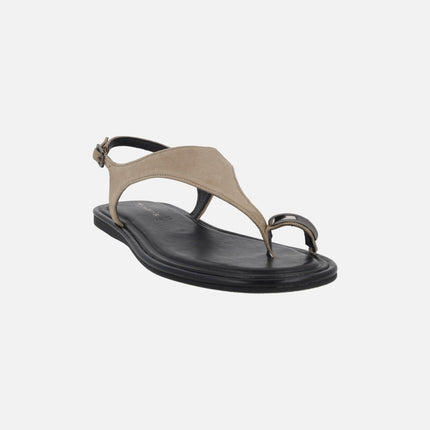 Flat leather sandals with ring-effect toe piece