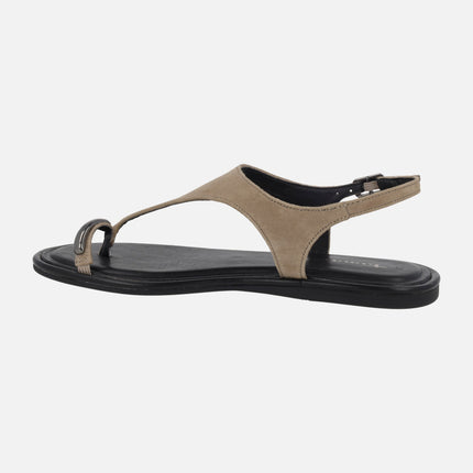 Flat leather sandals with ring-effect toe piece