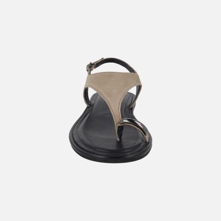 Flat leather sandals with ring-effect toe piece