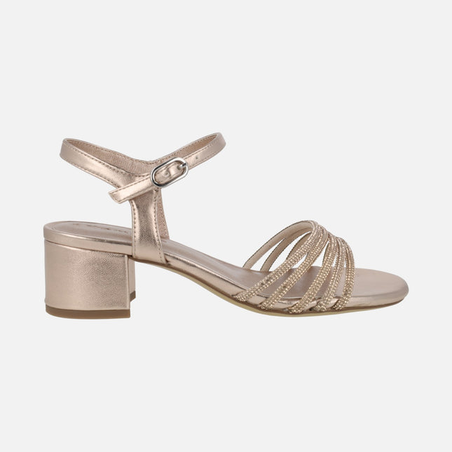 Sandalias metalizadas con tacón ancho y tiras de strass