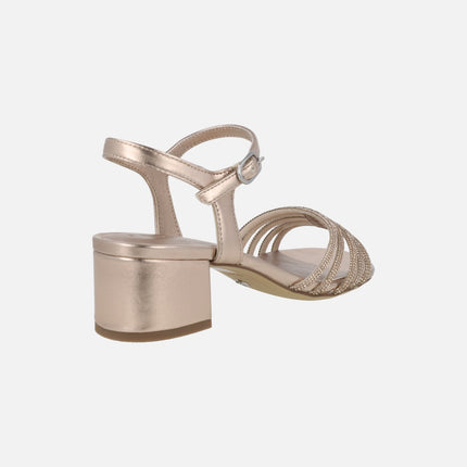 Sandalias metalizadas con tacón ancho y tiras de strass