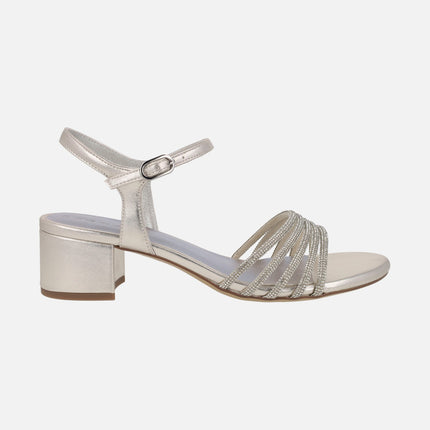 Sandalias metalizadas con tacón ancho y tiras de strass