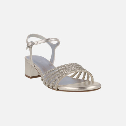 Sandalias metalizadas con tacón ancho y tiras de strass