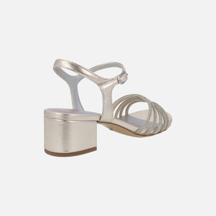 Sandalias metalizadas con tacón ancho y tiras de strass