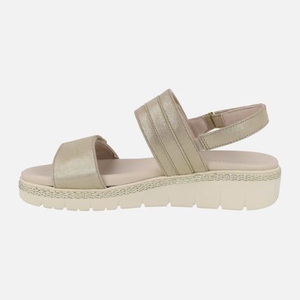 Sandalias de piel con cierre de velcros en acabado champagne