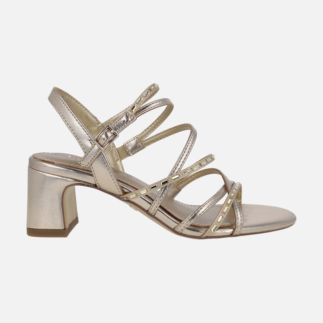 Sandalias de tiras en metalizado oro con tacones de 6 cm