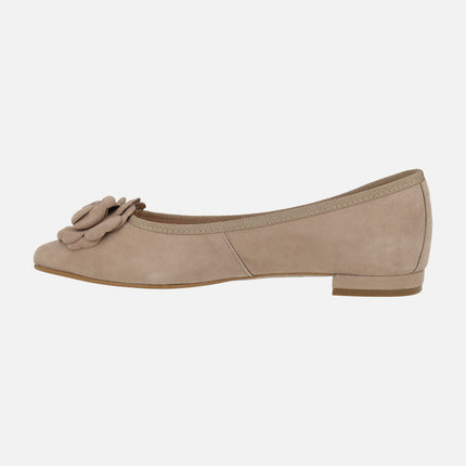 Bailarinas de ante beige con adorno de flor y puntera afilada