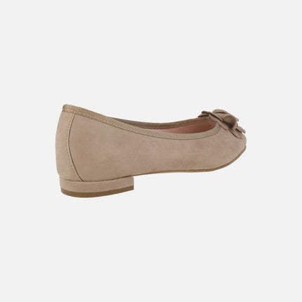 Bailarinas de ante beige con adorno de flor y puntera afilada