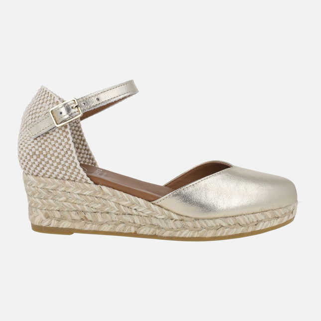 Zapatillas de esparto con cuña media en piel dorada con pulsera al tobillo