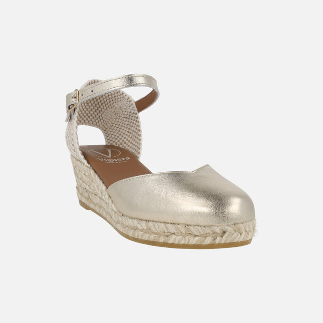 Zapatillas de esparto con cuña media en piel dorada con pulsera al tobillo