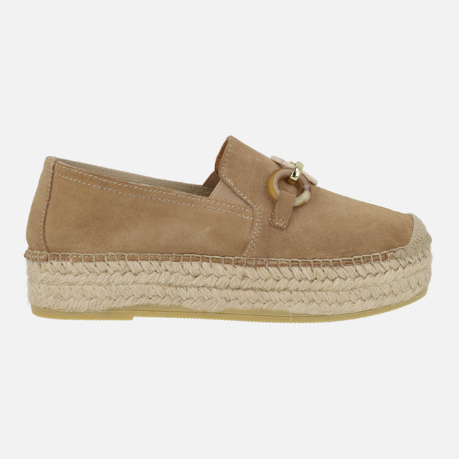 Zapatillas de esparto en serraje camel con adorno en la pala