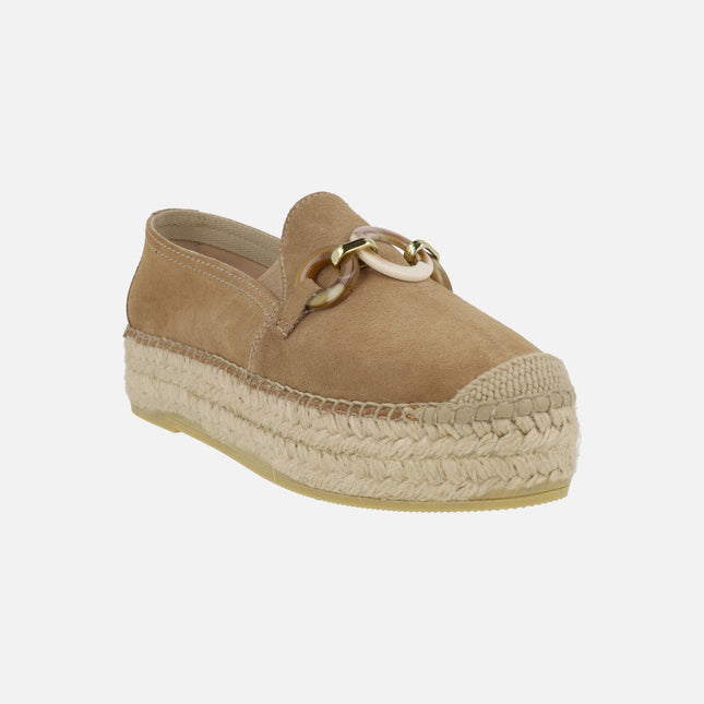Zapatillas de esparto en serraje camel con adorno en la pala