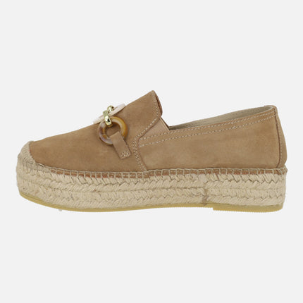 Zapatillas de esparto en serraje camel con adorno en la pala