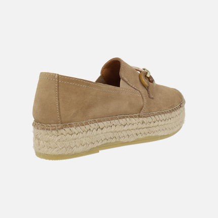 Zapatillas de esparto en serraje camel con adorno en la pala