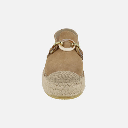 Zapatillas de esparto en serraje camel con adorno en la pala