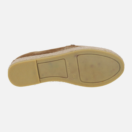 Zapatillas de esparto en serraje camel con adorno en la pala