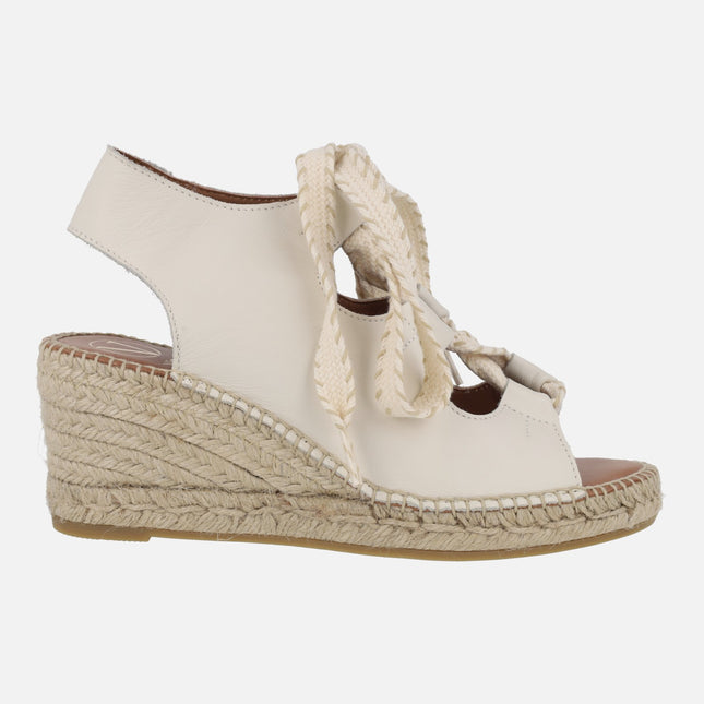 Alpargatas de piel en blanco roto con cintas