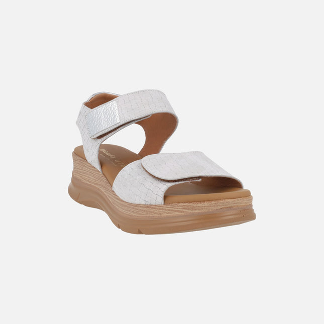 Sandalias blancas de piel efecto trenzado con cierre de velcro