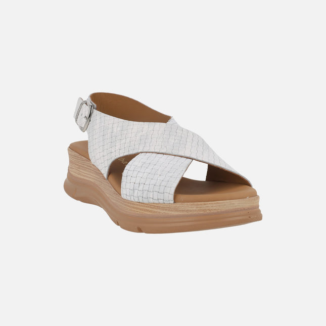 Sandalias blancas de piel efecto trenzado