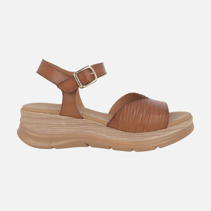Sandalias marrones con escote pico y pulsera al tobillo