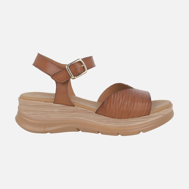 Sandalias marrones con escote pico y pulsera al tobillo