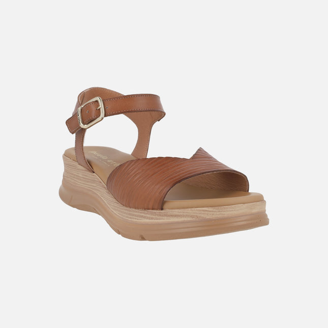 Sandalias marrones con escote pico y pulsera al tobillo