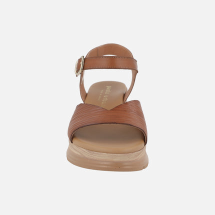 Sandalias marrones con escote pico y pulsera al tobillo
