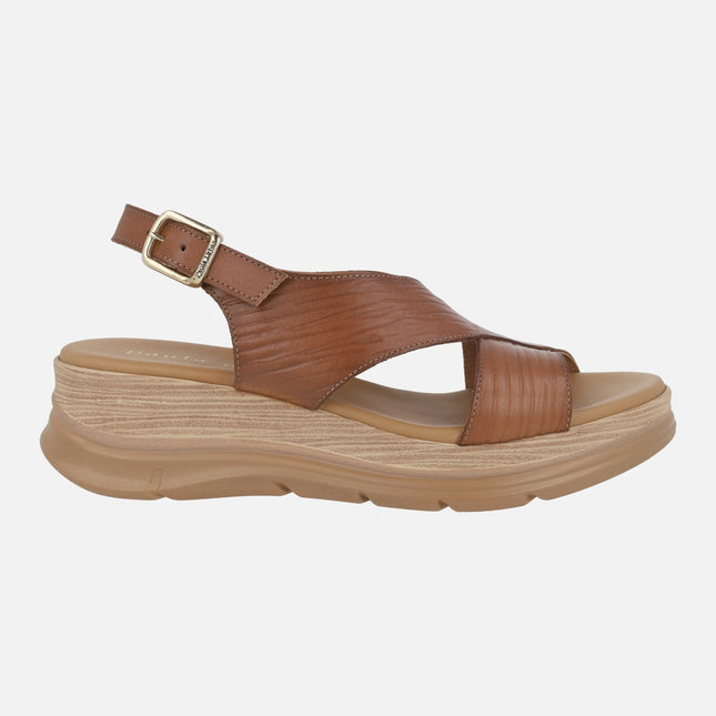 Sandalias de piel color cuero con tira al talón y hebilla