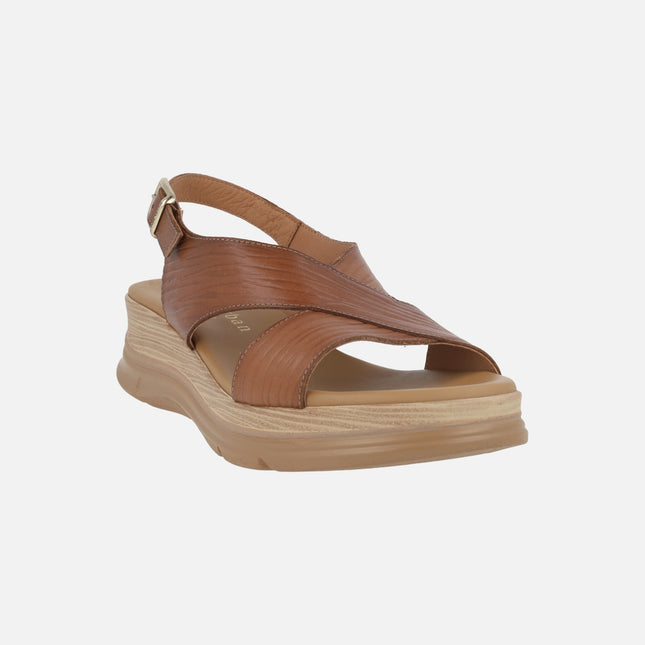 Sandalias de piel color cuero con tira al talón y hebilla