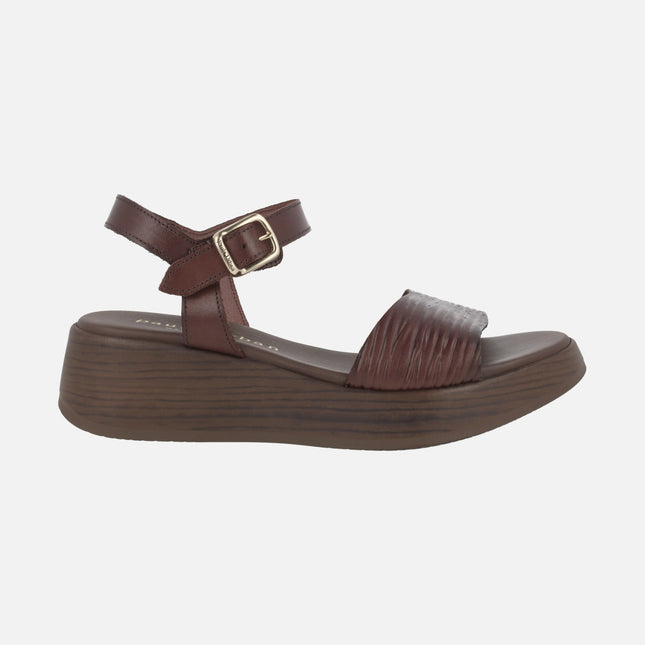 Sandalias marrones de piel con pala fruncida y pulsera al tobillo
