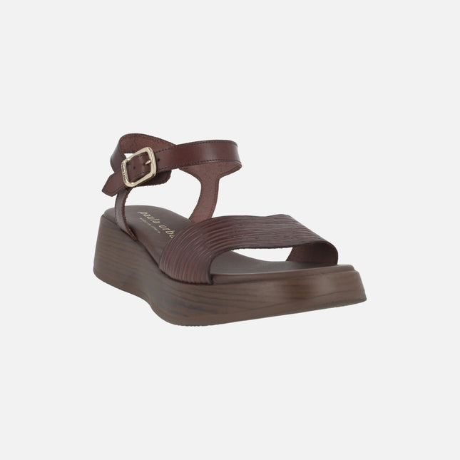 Sandalias marrones de piel con pala fruncida y pulsera al tobillo