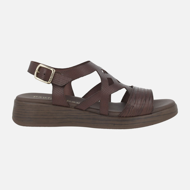 Sandalias de piel en marrón chocolate con cuña baja