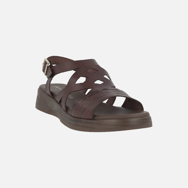 Sandalias de piel en marrón chocolate con cuña baja