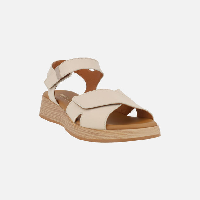 Sandalias de piel con cuña baja y cierre de velcros