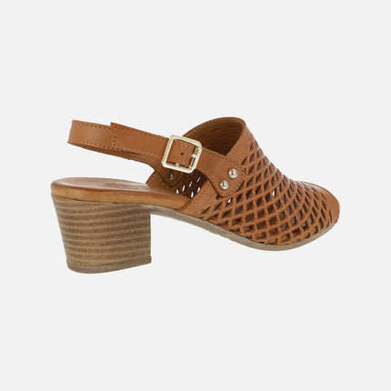 Sandalias de piel con troquelados y tacón medio Elda