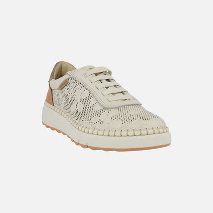 Zapatillas deportivas de piel Arenas con troquelados y cordones elásticos