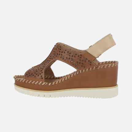 Sandalias de cuña con diseño troquelado y cierre de velcro Aguadulce