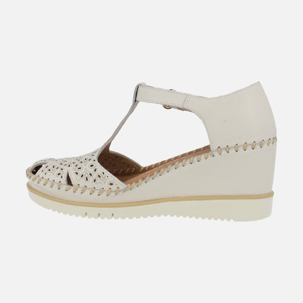 Zapatos semiabiertos Aguadulce con troquelado y cierre de velcro