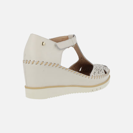 Zapatos semiabiertos Aguadulce con troquelado y cierre de velcro