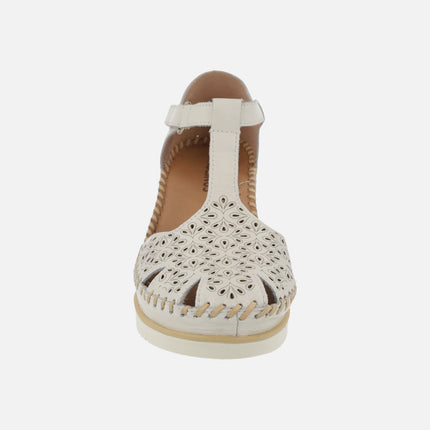 Zapatos semiabiertos Aguadulce con troquelado y cierre de velcro