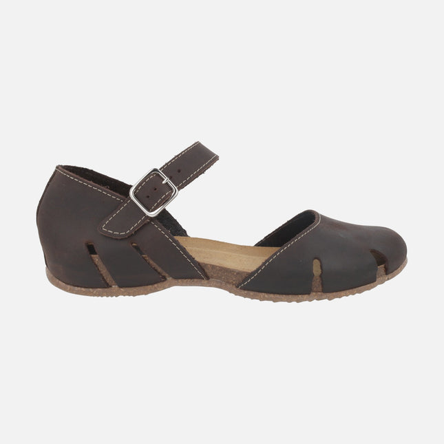 Zapatos semi abiertos con pulsera al tobillo en piel engrasada marrón