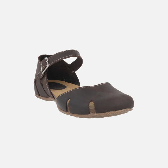 Zapatos semi abiertos con pulsera al tobillo en piel engrasada marrón