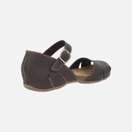 Zapatos semi abiertos con pulsera al tobillo en piel engrasada marrón
