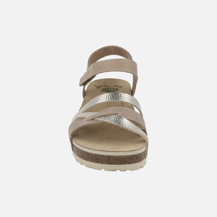 Sandalias de cuña en combinado beige y platino con cierre de velcro